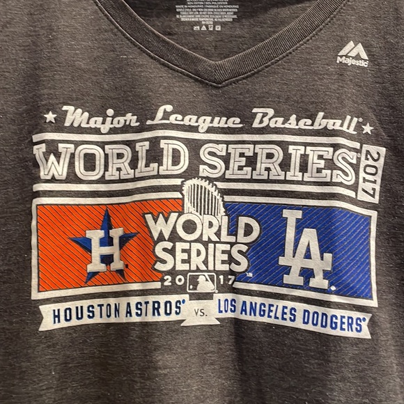 2017 World Series officially licensed women’s medium v-neck t-shirt in gray - Picture 2 of 7